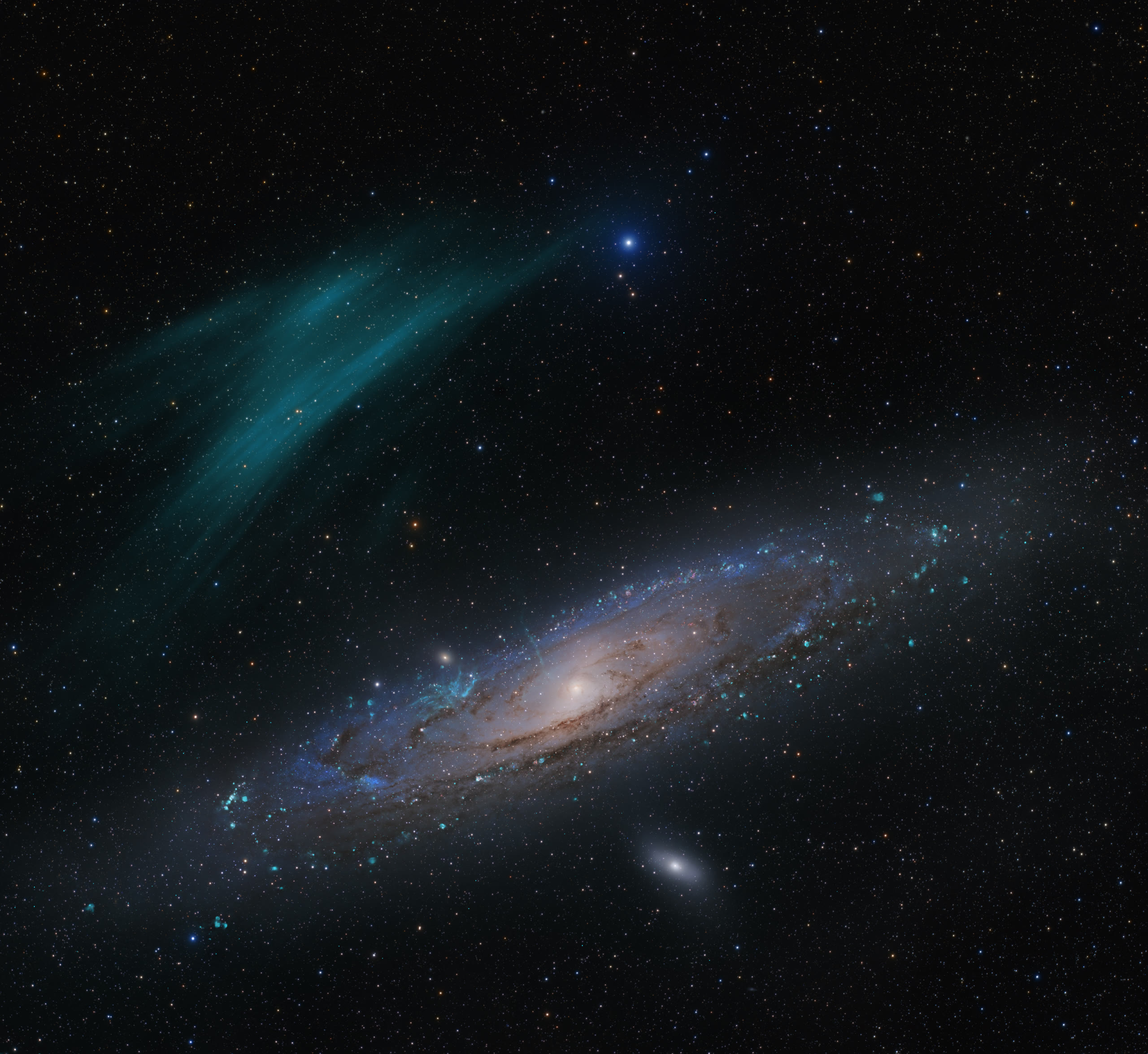 Arc d'émission en [O III] au voisinage de la galaxie d'Andromède